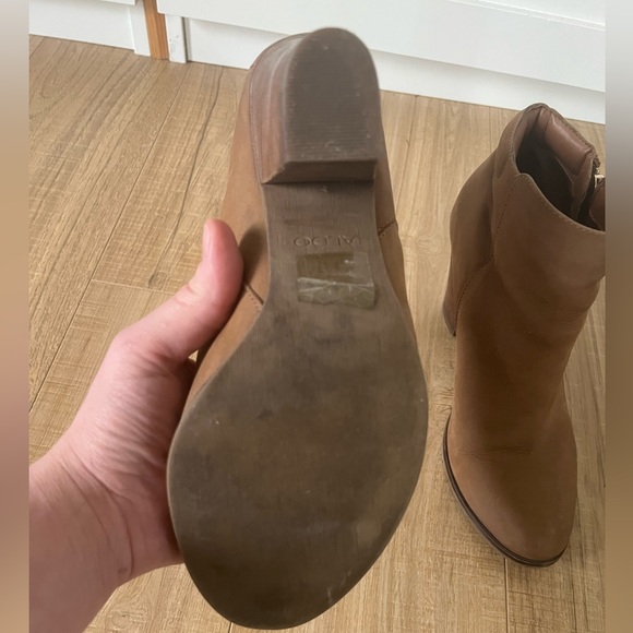 Tan heeled boots - sz 9 - Picture 3 of 3